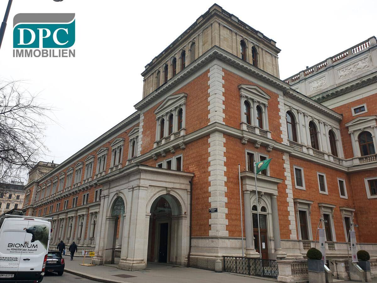 Prächtiges historisches Gebäude mit klassischer Architektur und aufwendiger Fassadengestaltung.