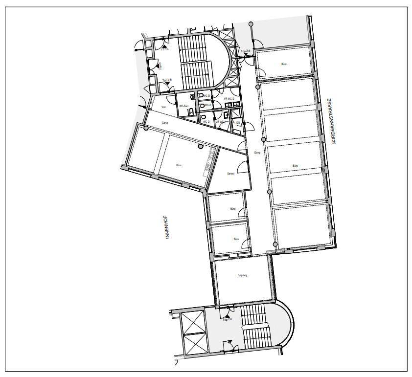 Detaillierter Grundriss einer Gewerbefläche mit mehreren Büros, Empfangsbereich und Treppenhäusern.