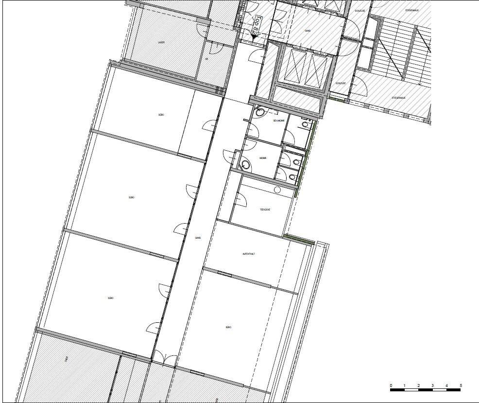Detaillierter Grundriss mit mehreren Büroräumen, Sanitäranlagen und Treppenhaus.
