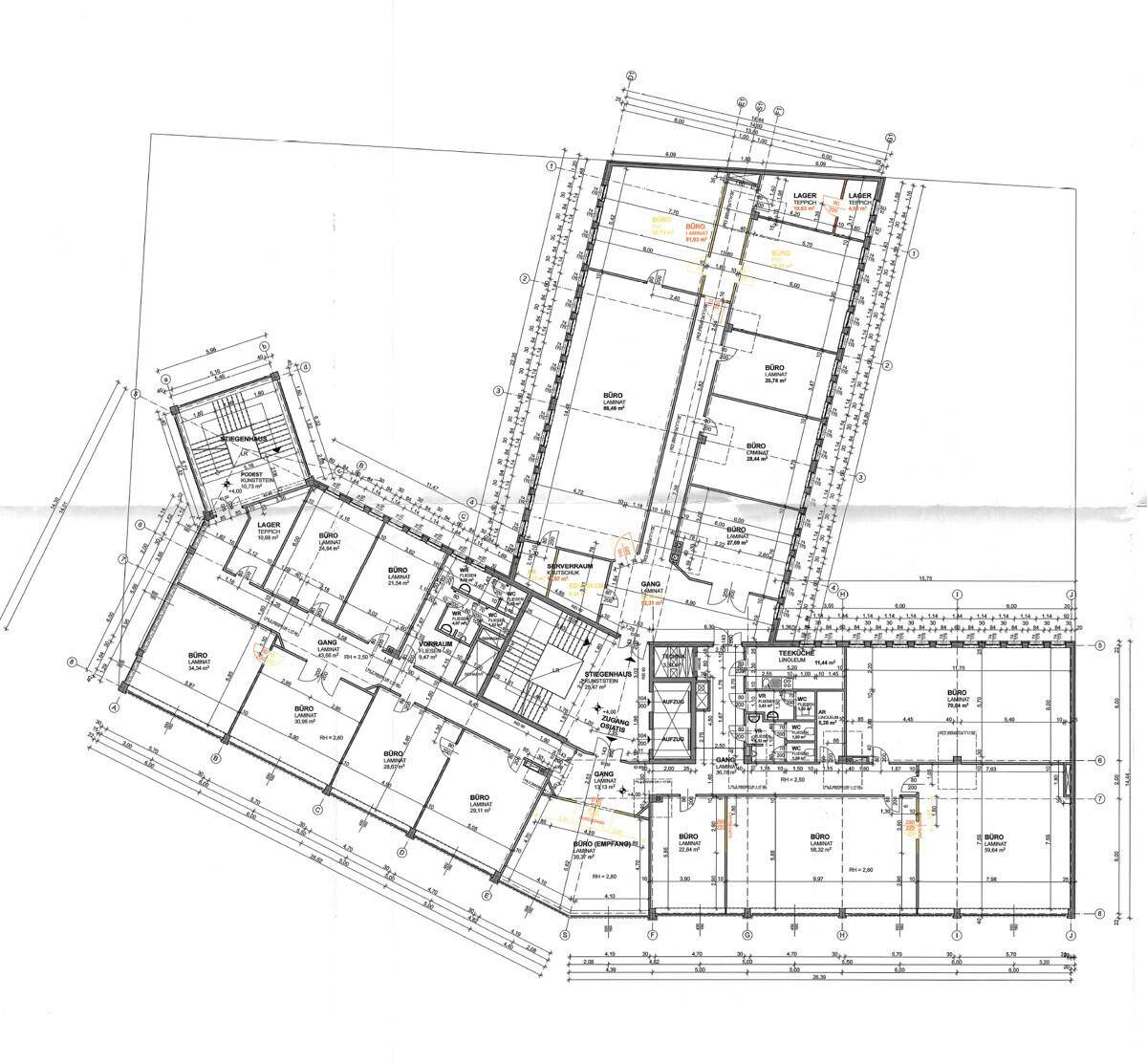 Detaillierter Grundriss eines Bürogebäudes mit verschiedenen Büroräumen, Lagerflächen und Treppenhäusern.