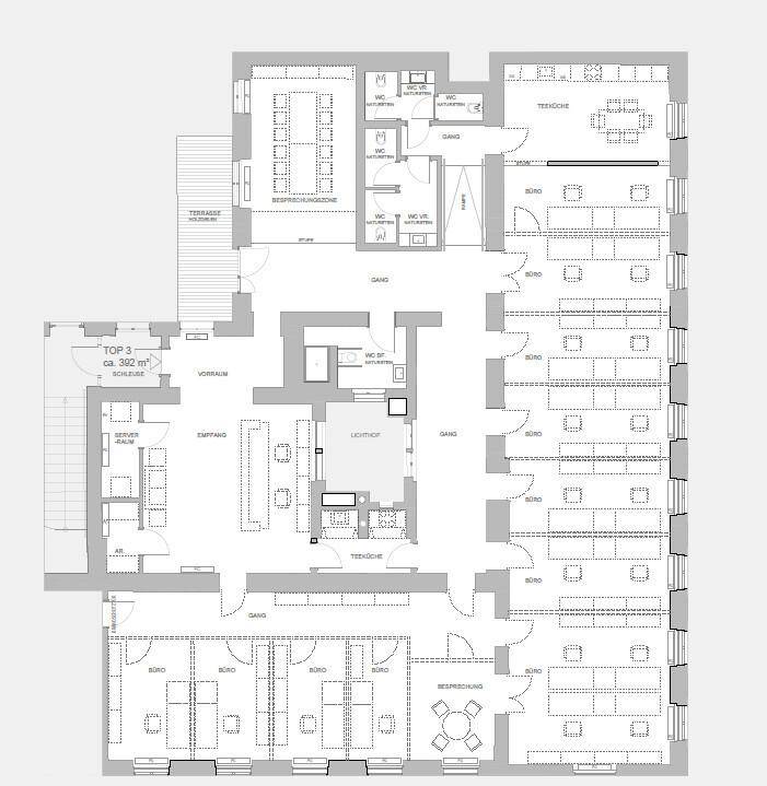 Detaillierter Grundriss einer Büroetage mit verschiedenen Arbeitsbereichen und einer Terrasse.