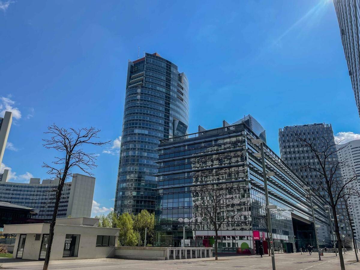 Panoramablick auf moderne Bürogebäude und die städtische Umgebung an einem sonnigen Tag.