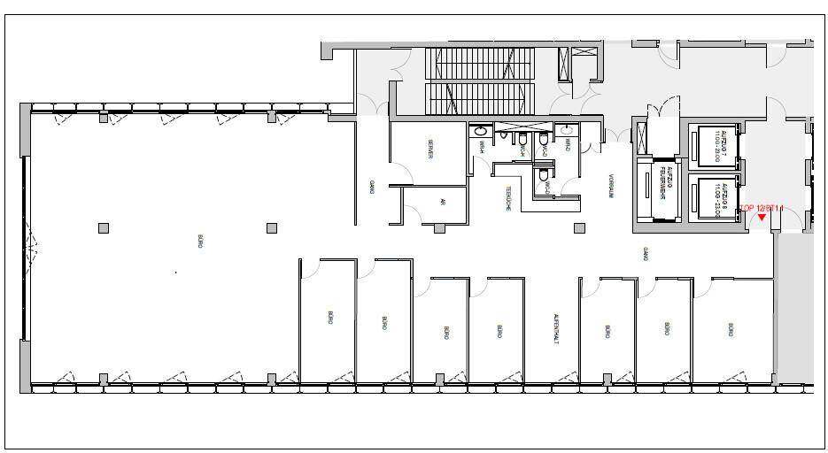 Grundriss einer Büroetage mit mehreren Räumen, Treppenhaus und Aufzugsbereich, der die Raumaufteilung zeigt.