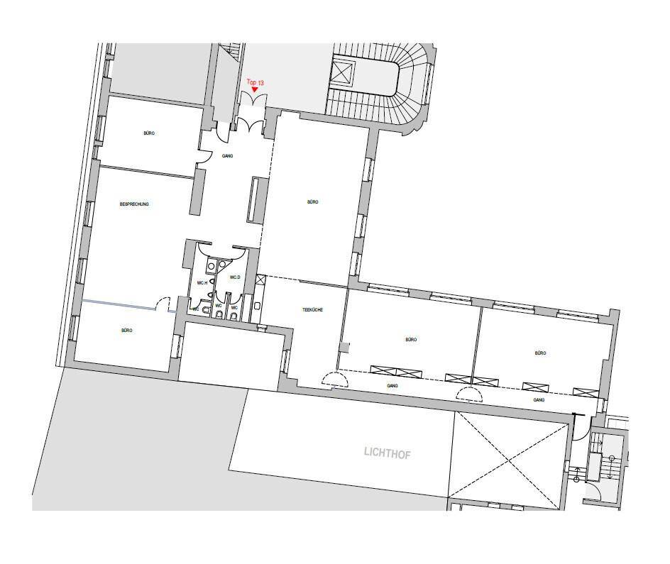 Grundrissplan zeigt Büroräume, Besprechungszimmer, Toiletten und einen Lichthof mit Zugang zu einer Terrasse.