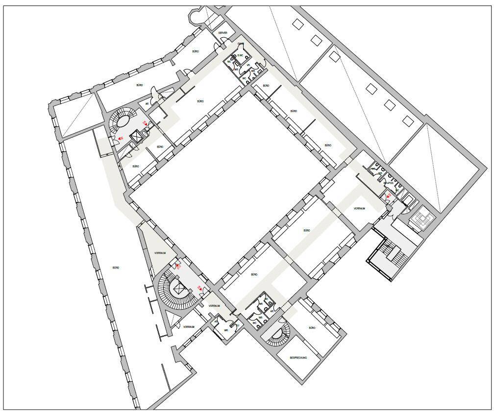 Detaillierter Grundriss eines großen Gebäudes mit mehreren Räumen und Treppenhäusern.