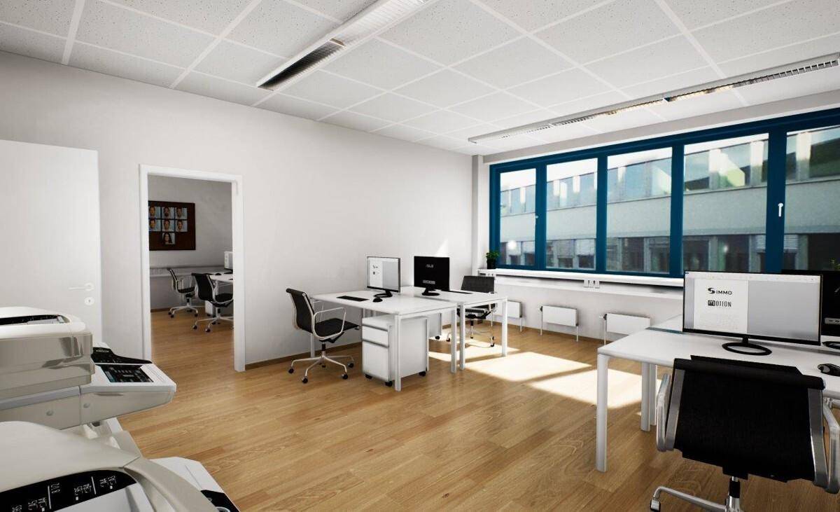 Großes Büro mit mehreren Arbeitsplätzen, Drucker und viel Tageslicht.