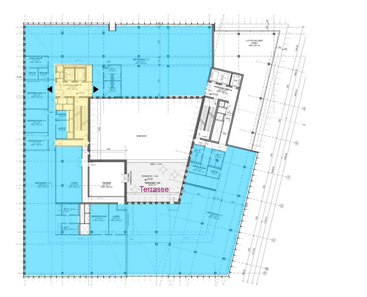 Detaillierter Grundrissplan mit mehreren Büroräumen, Sozialbereichen, Lagerräumen und einer großen Terrasse.