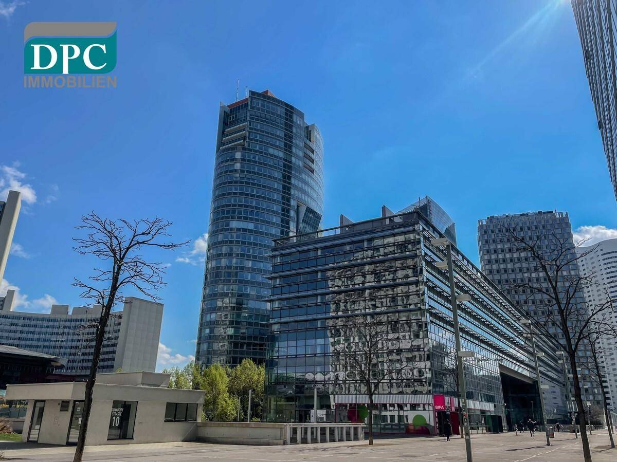 Panoramablick auf moderne Bürogebäude und die städtische Umgebung an einem sonnigen Tag.