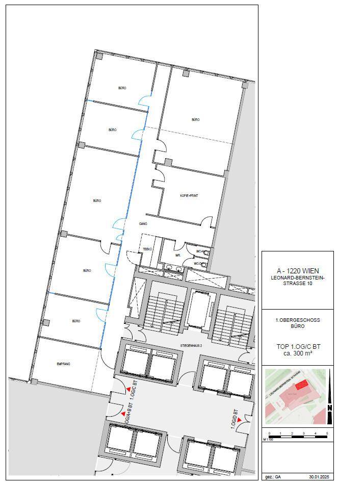 Grundriss des ersten Obergeschosses mit mehreren Büroräumen, Treppenhäusern und einer Loggia.