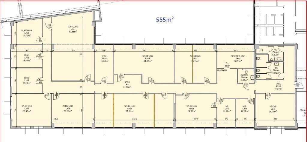 Detaillierter Grundriss einer Bürofläche von 555m² mit mehreren Räumen und Sanitärbereichen.
