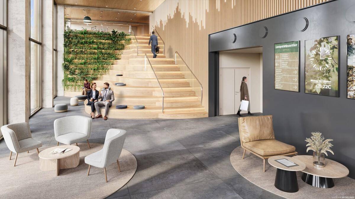 Moderne Lobby mit großer Holztreppe, vertikalem Garten und bequemen Sitzgelegenheiten für Besucher.