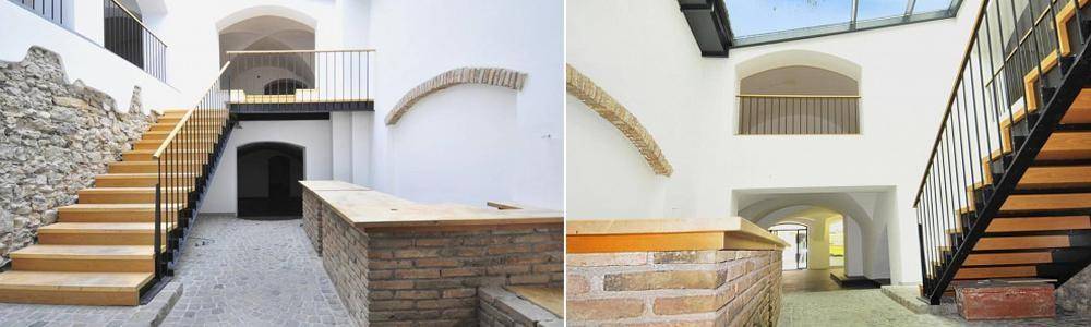 Zwei Ansichten eines hellen Eingangsbereichs mit Holztreppe, Steinwand und Glasdach.