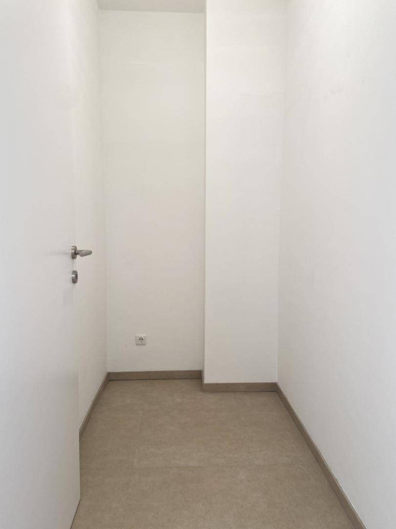 Praktischer Abstellraum mit Fliesenboden und weißen Wänden, ideal für zusätzlichen Stauraum.