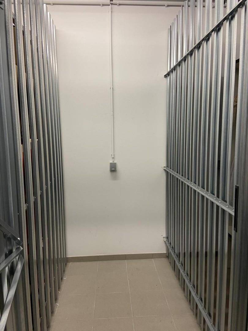 Kellerabteil mit Metallgittern für sicheren Stauraum in einem Mehrfamilienhaus.