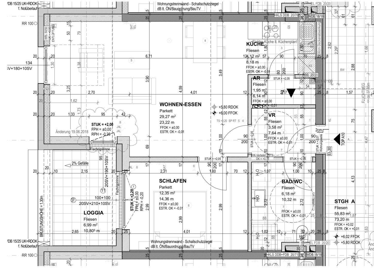 Detaillierter Grundriss einer Wohnung mit offener Küche, Wohn-Essbereich, Schlafzimmer und Loggia.