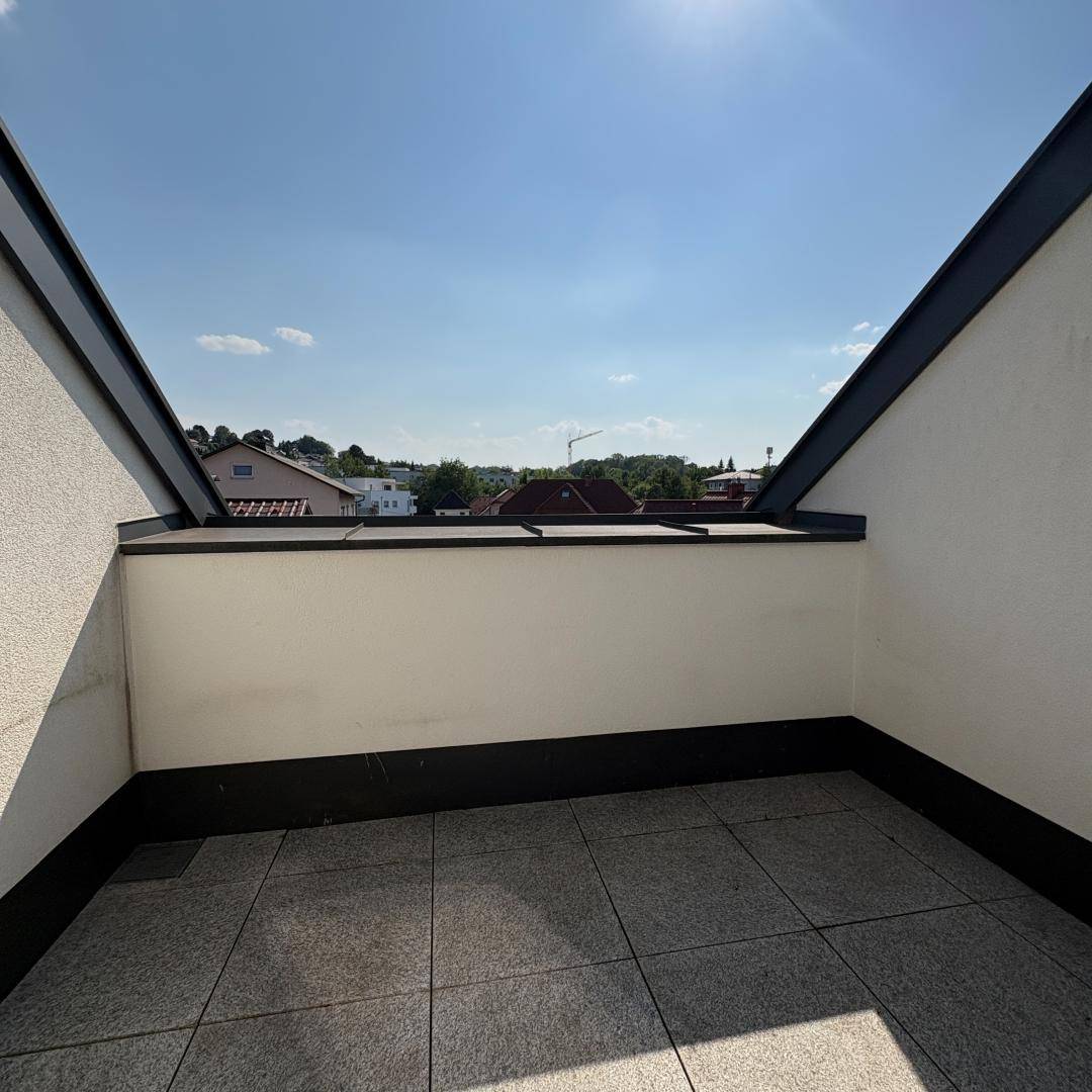 Sonniger Außenbereich auf der Dachterrasse mit weitem Blick über die Umgebung.