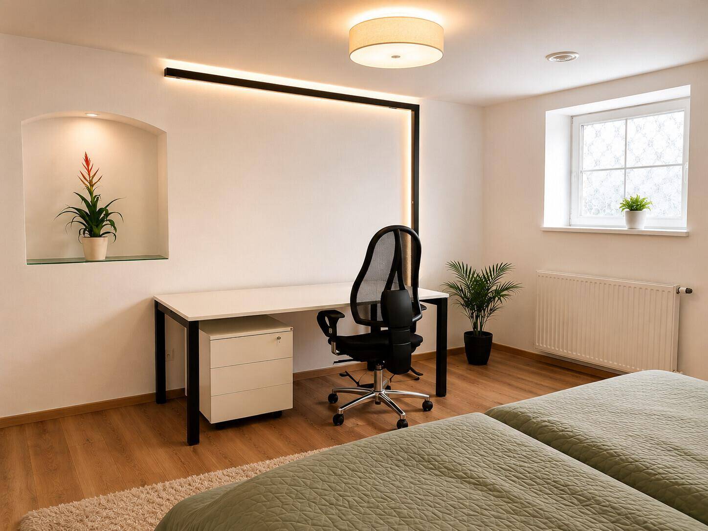 Helles Arbeitszimmer mit Schreibtisch, Bürostuhl und einem Fenster für natürliches Licht.