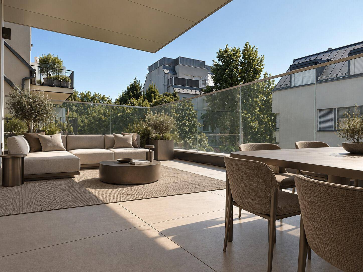 Großzügige Dachterrasse mit Lounge- und Essbereich, umgeben von Bäumen und Stadtblick.