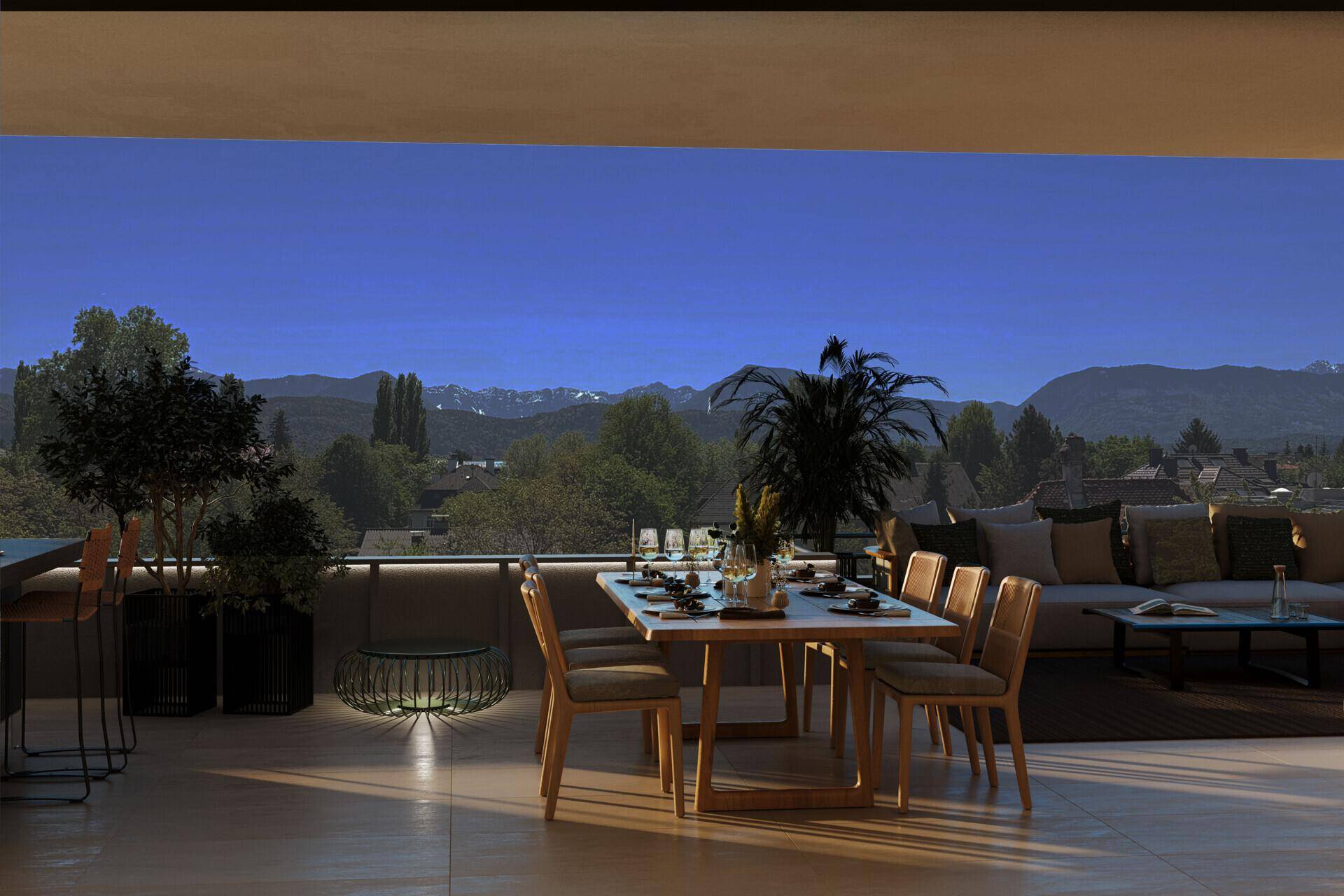 Stilvoller Balkon mit Essbereich und Lounge-Möbeln bei Abenddämmerung und Bergblick.