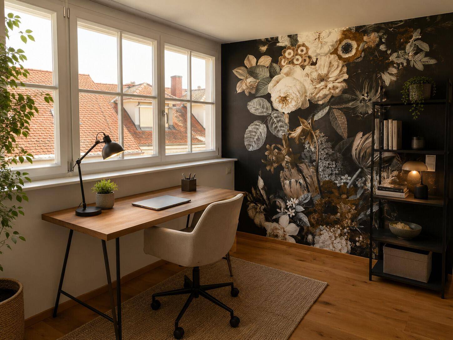 Modernes Arbeitszimmer mit Holzboden, großem Fenster und auffälliger floraler Tapete.