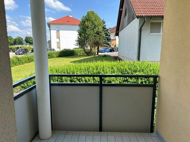 Balkon mit Blick ins Grüne und auf die umliegende Wohnbebauung.