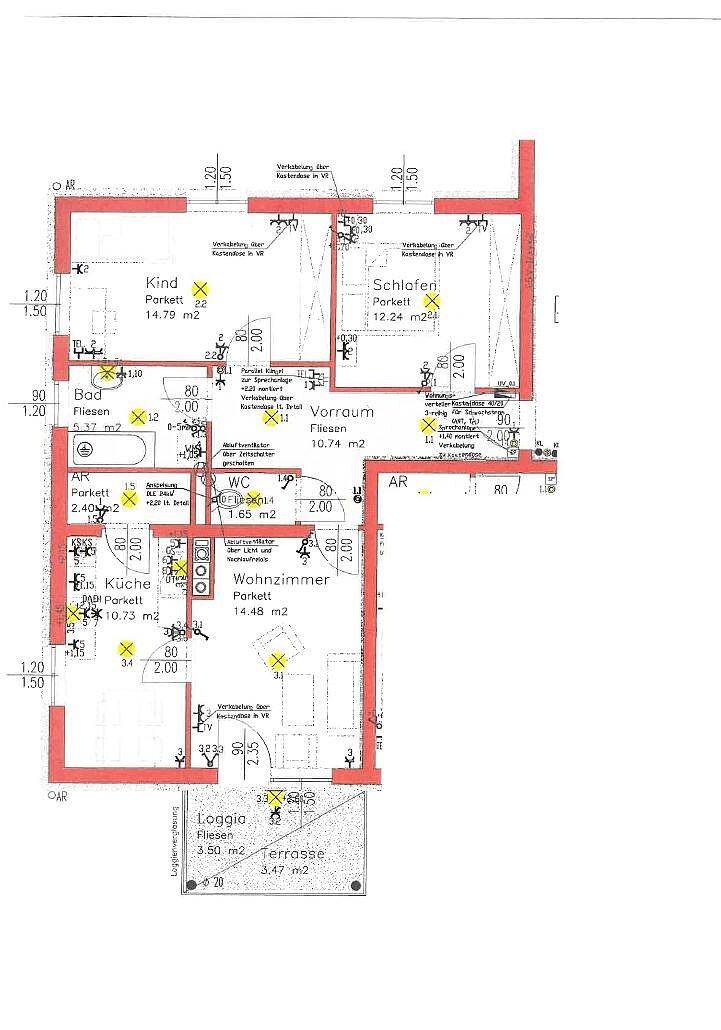 Grundriss einer Wohnung mit mehreren Zimmern, Bad, WC, Küche und Loggia.
