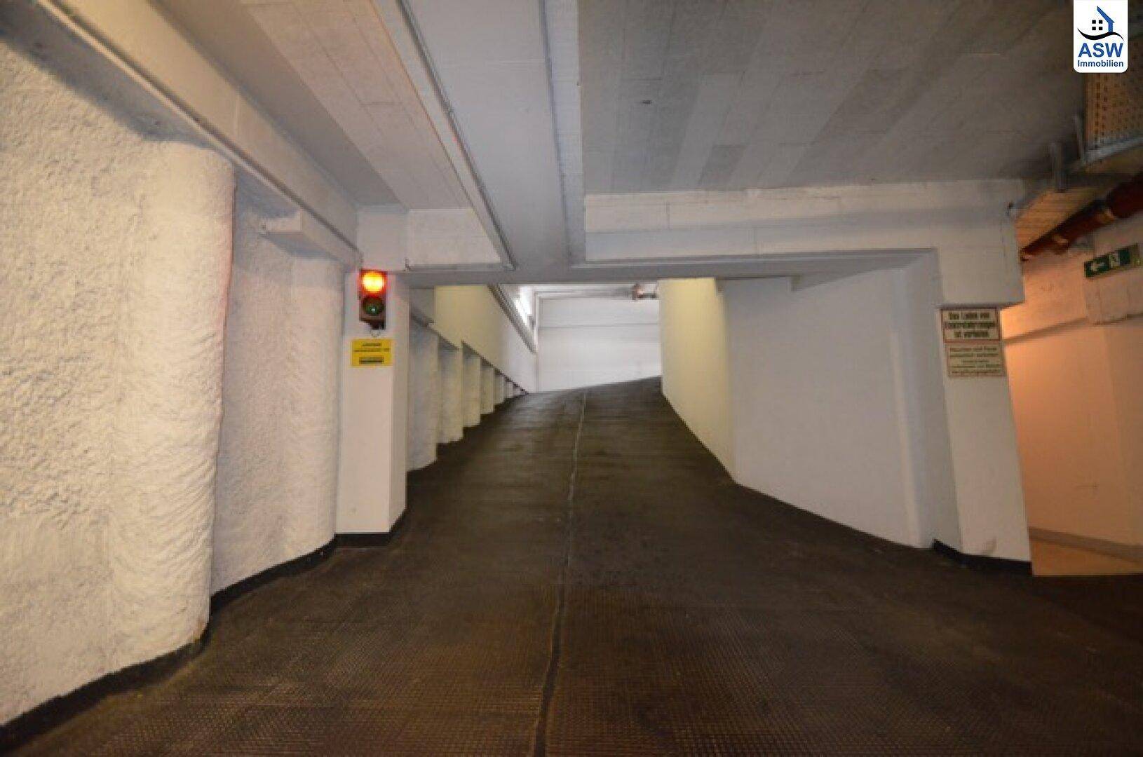 Zufahrtsrampe zur Tiefgarage mit Ampelregelung für den Verkehr.
