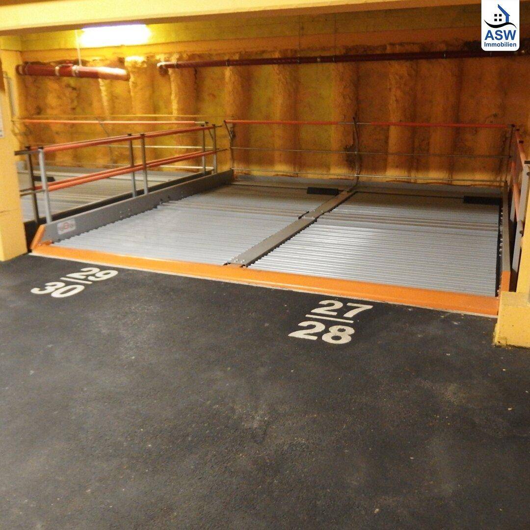 Weiteres mechanisches Doppelparkersystem in der Tiefgarage, bereit zur Nutzung der Stellplätze.