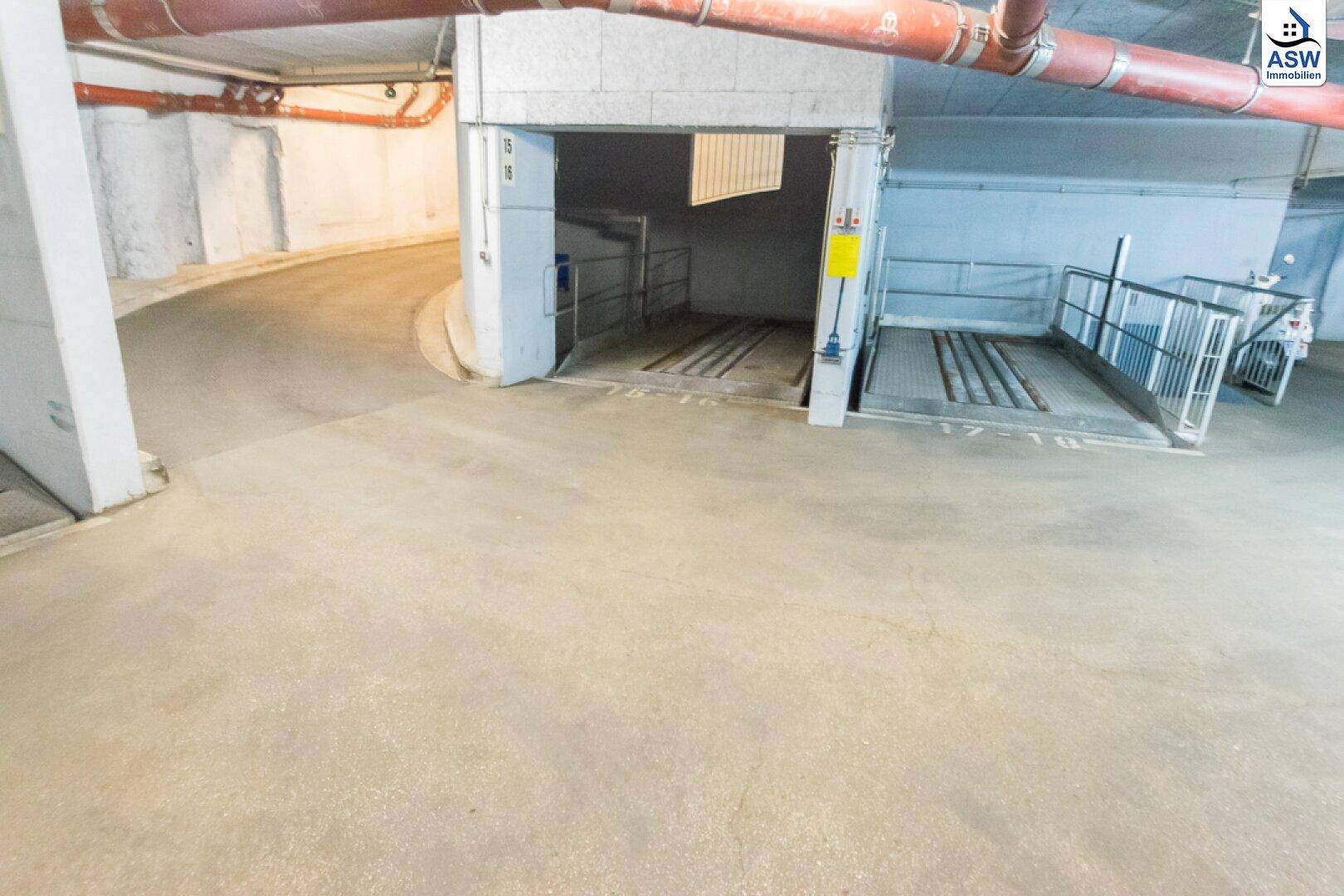 Tiefgarage mit zwei Autoaufzügen für den Zugang zu den oberen oder unteren Parkebenen.
