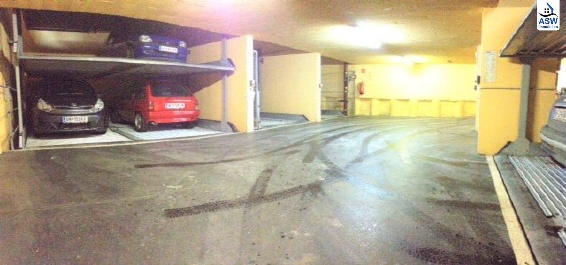 Unterirdische Parkgarage mit mehreren Autohebebühnen, die eine platzsparende Parklösung ermöglichen.