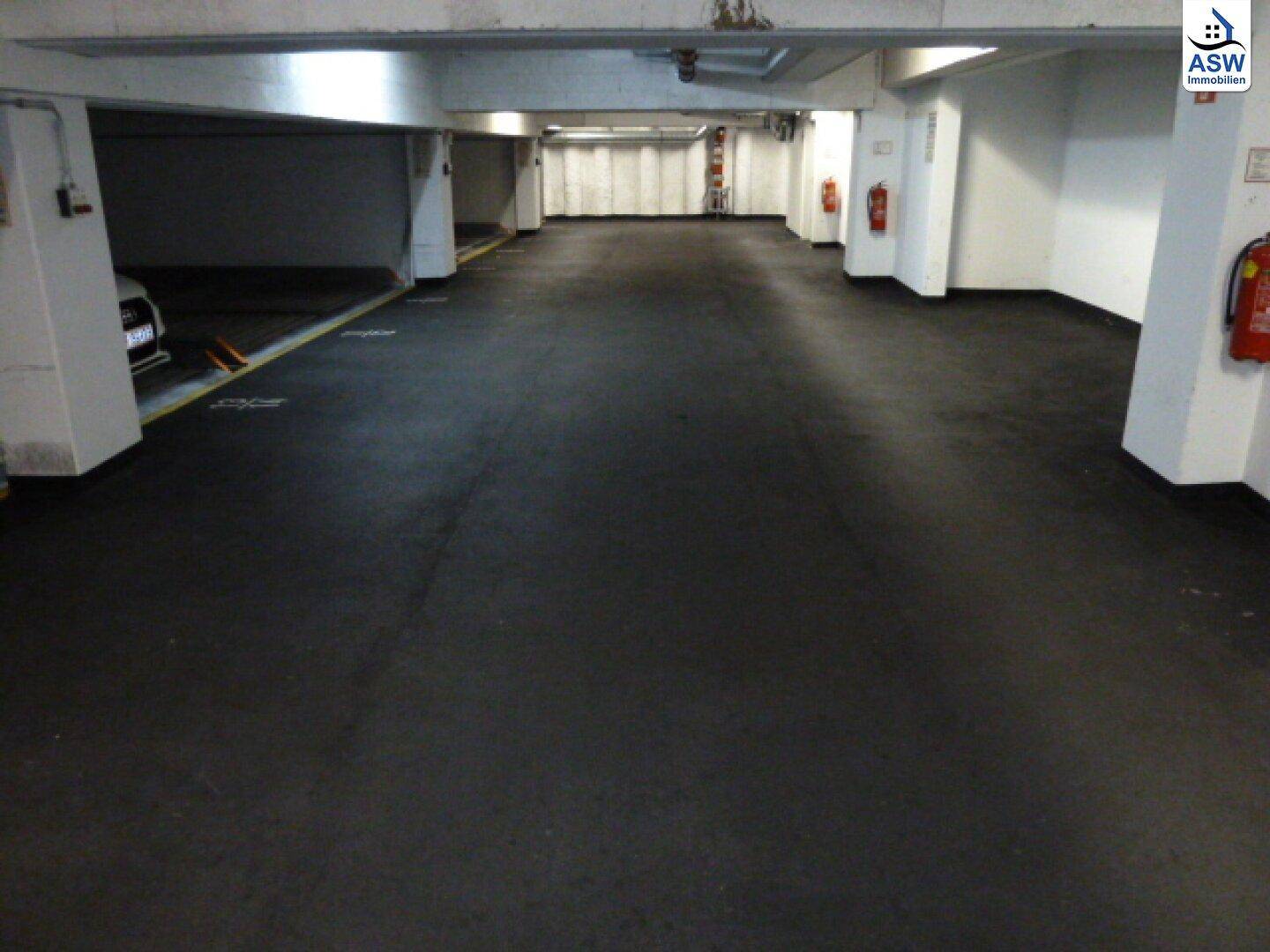Geräumige Tiefgarage mit ausreichend Stellplätzen und Brandschutzvorrichtungen.