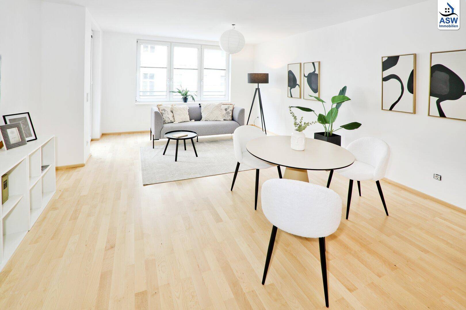 Lichtdurchfluteter Wohn-Essbereich mit Parkettboden, bequemer Couch und Essgruppe.