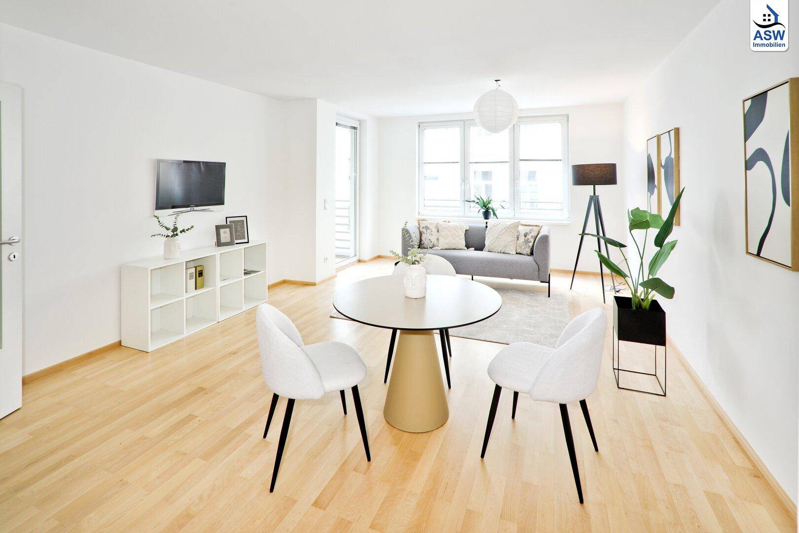 Gemütliches Wohnzimmer mit Sofa, Couchtisch und Zugang zu einem sonnigen Balkon.