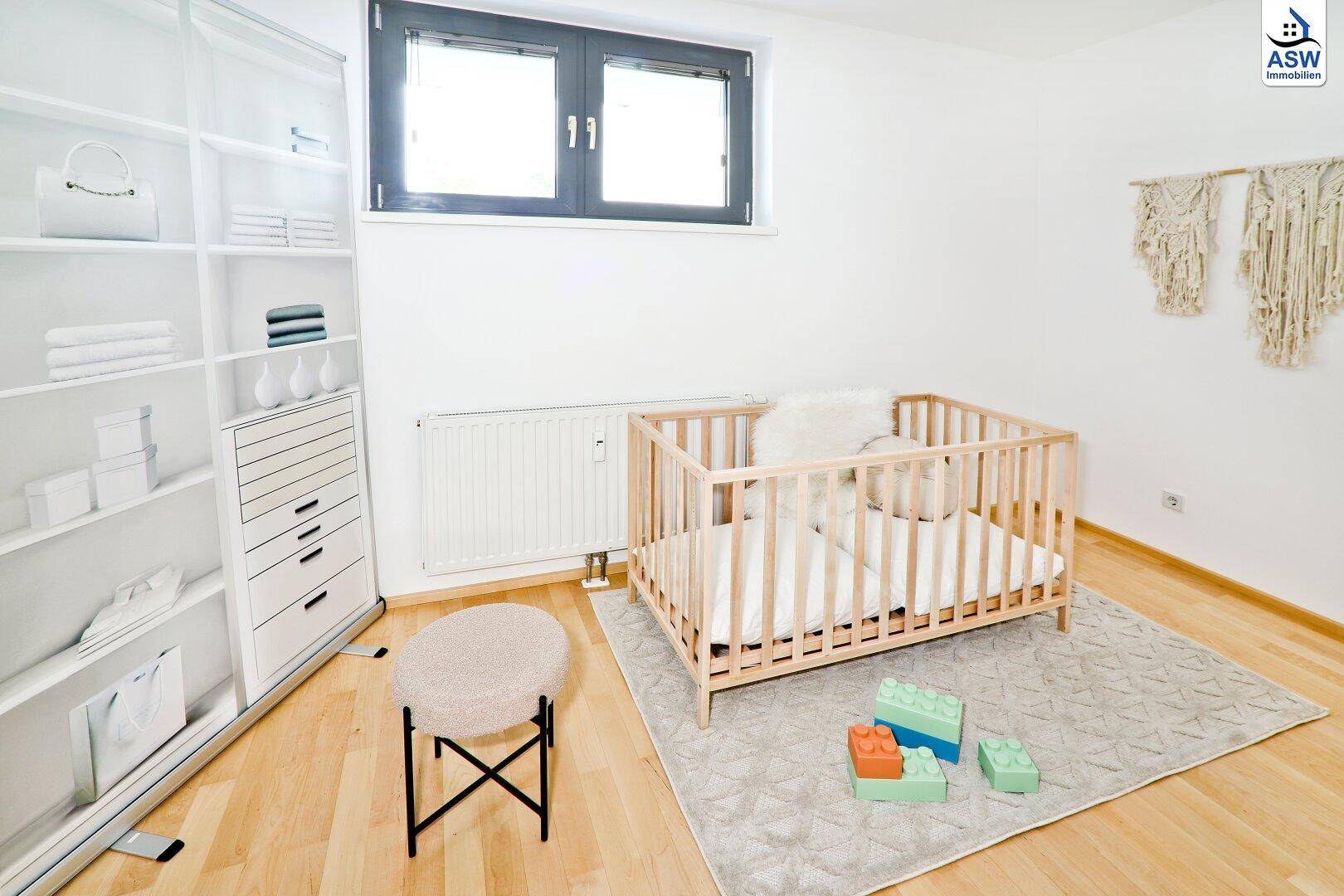 Helles Kinderzimmer mit Holzboden, Gitterbett und praktischem, offenem Regalsystem.