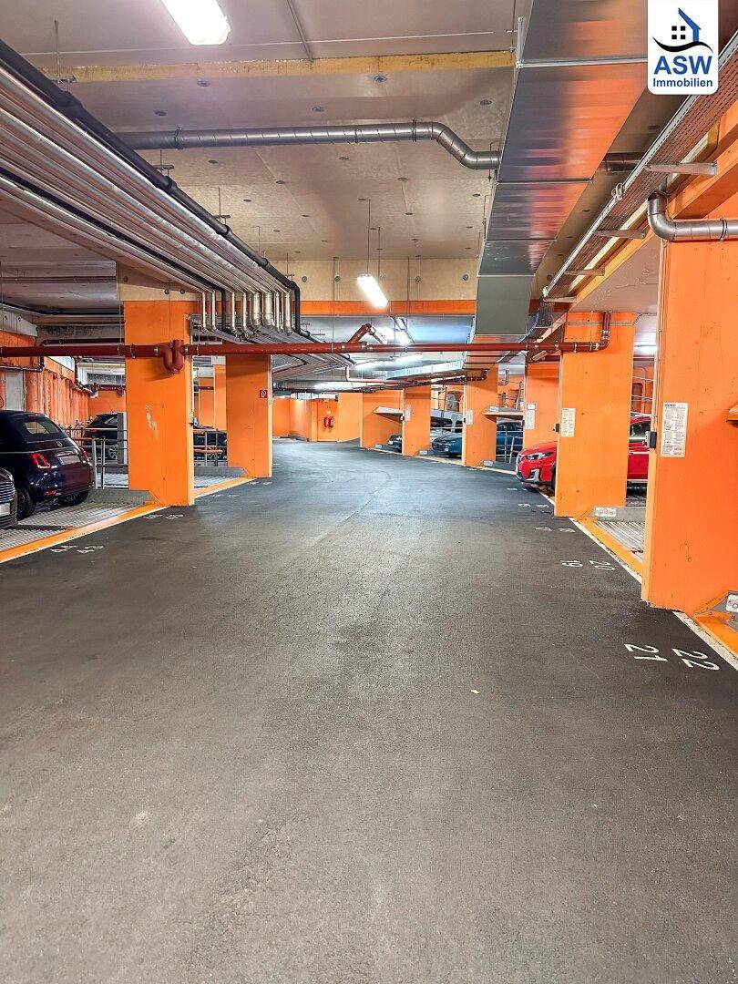 Geräumige Tiefgarage mit mehreren Parkplätzen und guter Beleuchtung, sorgt für bequemes Parken.