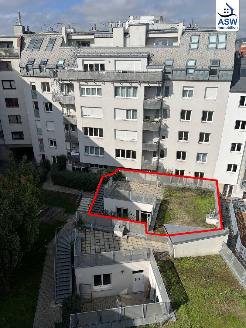 Außenbereich mit privatem Garten und Terrasse, umgeben von Wohngebäuden, ideal für Erholung.