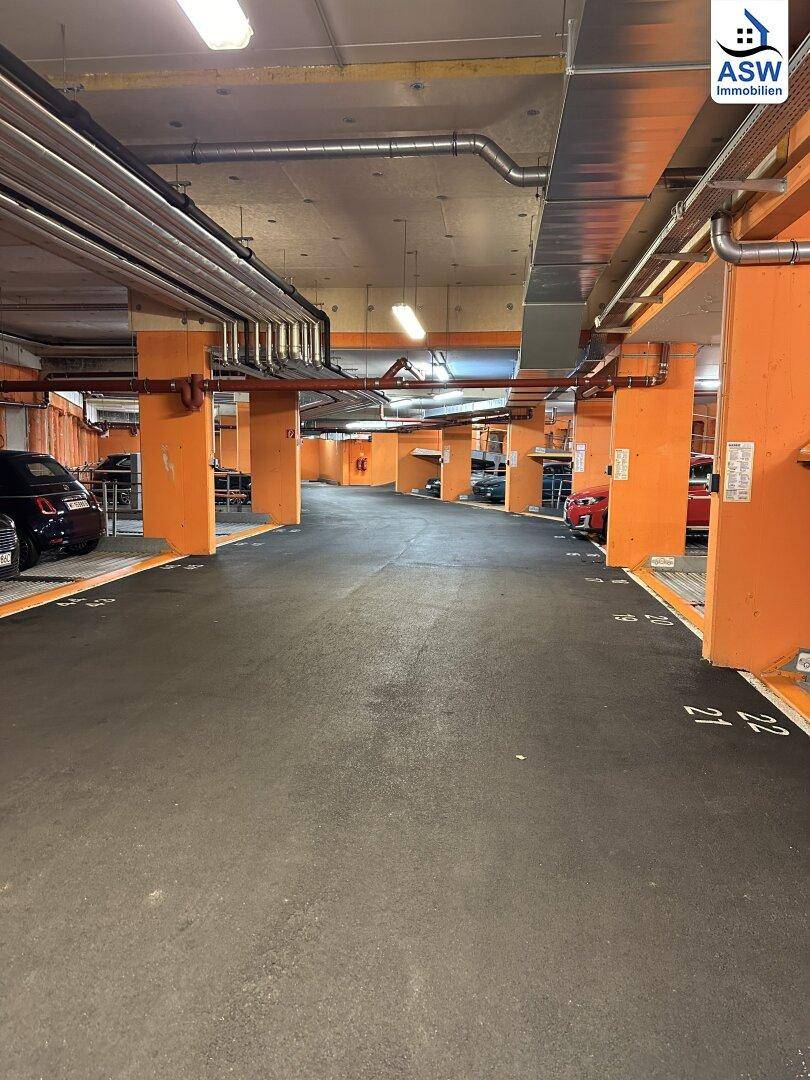 Geräumige Tiefgarage mit markierten Stellplätzen und guter Beleuchtung, bietet sicheres Parken.