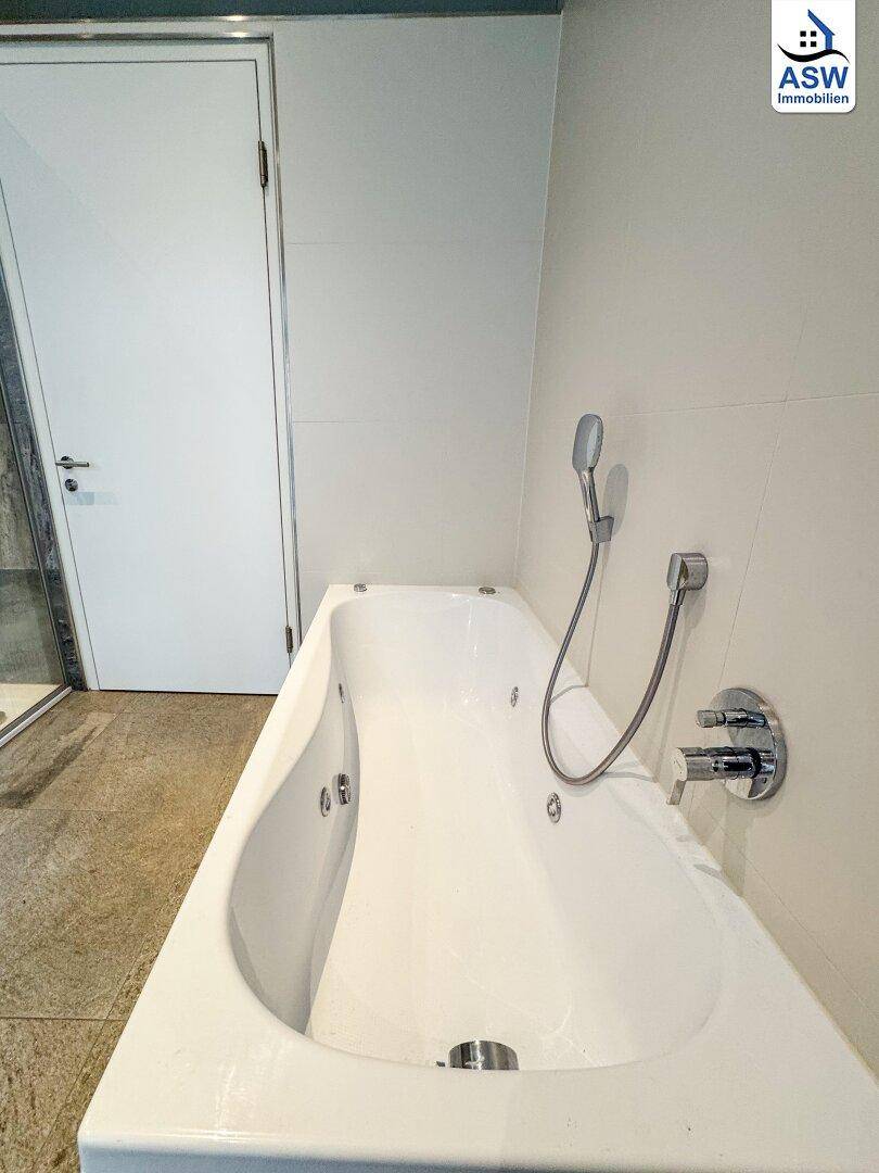 Detailansicht der modernen Badewanne mit integrierten Düsen für ein entspannendes Badeerlebnis.