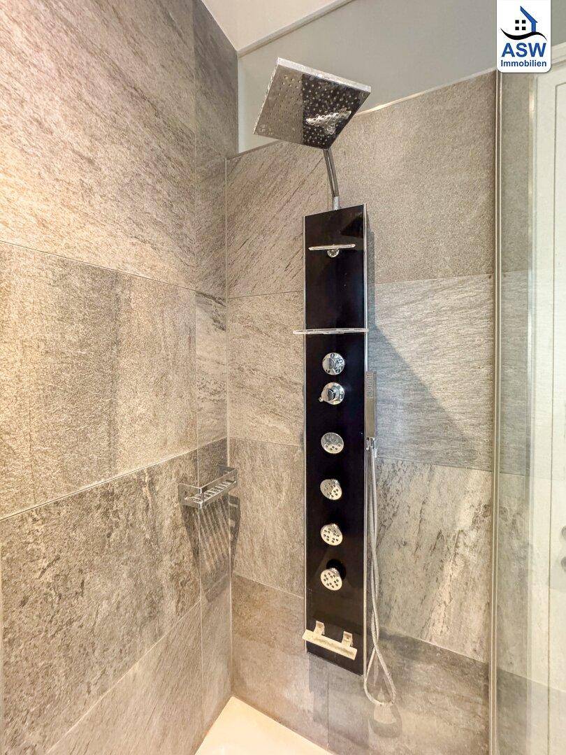 Hochwertiges Duschpaneel mit Regendusche und Massagedüsen für ein luxuriöses Duscherlebnis.