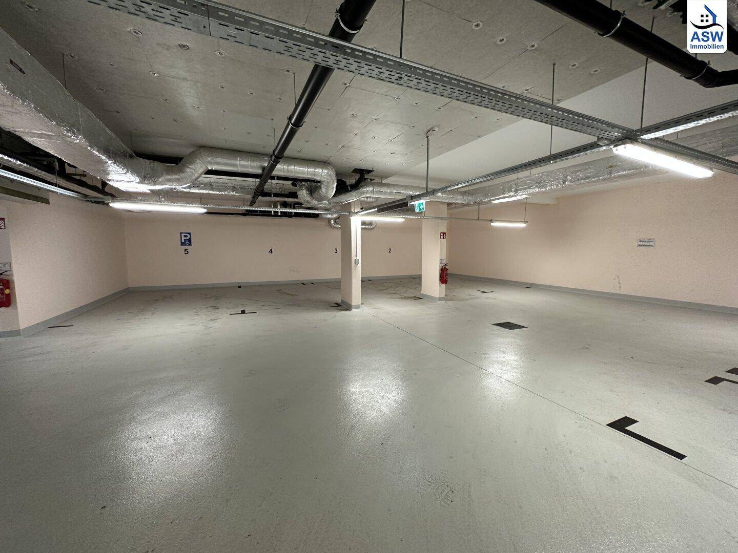Geräumige Tiefgarage mit mehreren Stellplätzen und guter Beleuchtung.