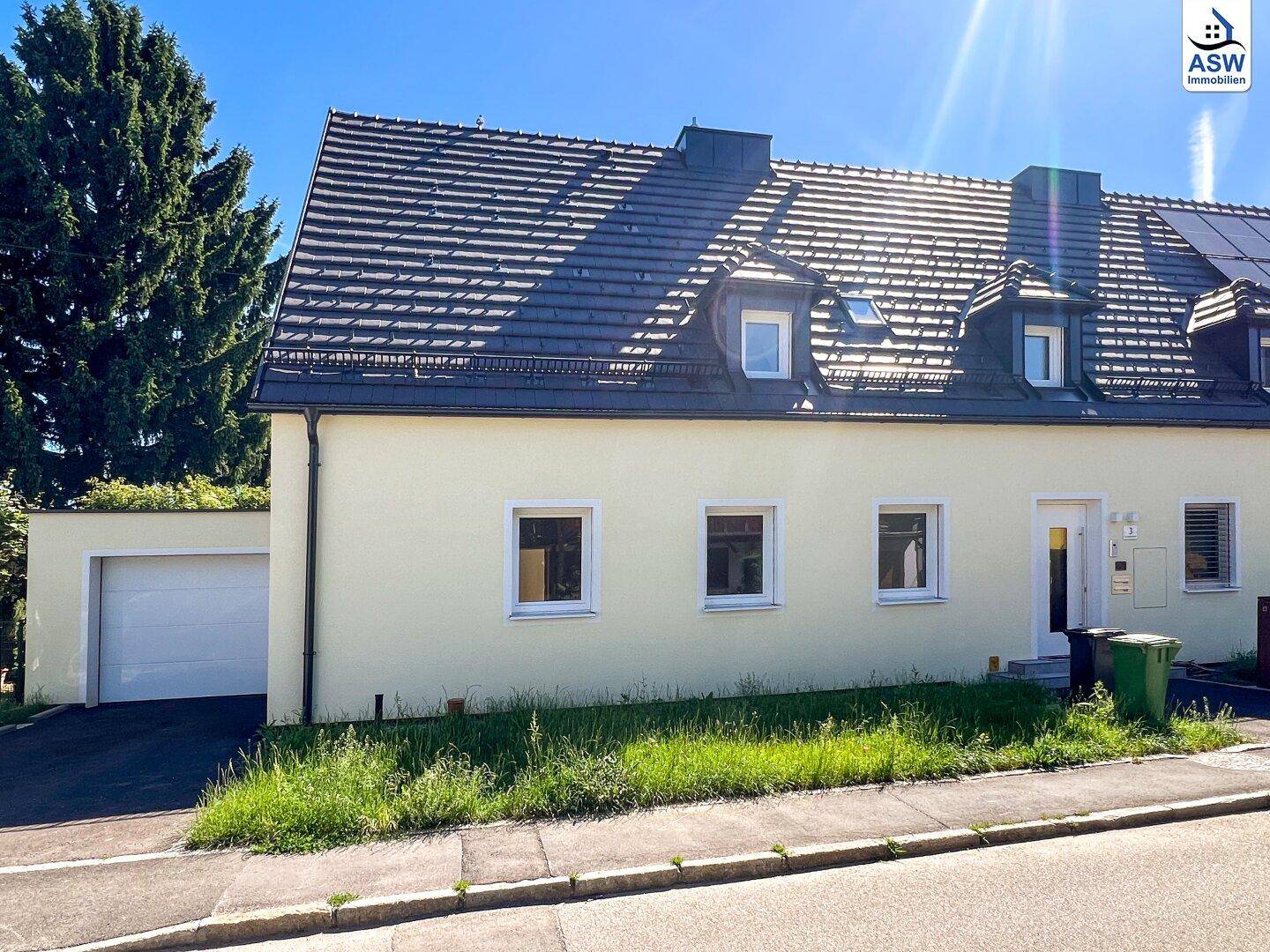 Attraktives Reihenhaus mit heller Fassade, Satteldach und gepflegtem Vorgarten.