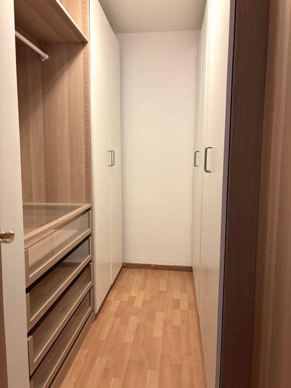Praktischer begehbarer Kleiderschrank mit Regalen und Schubladen für optimale Organisation.