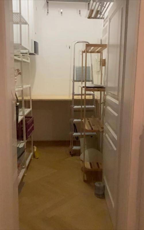 Praktischer Abstellraum mit Regalen und einer Leiter für zusätzlichen Stauraum.