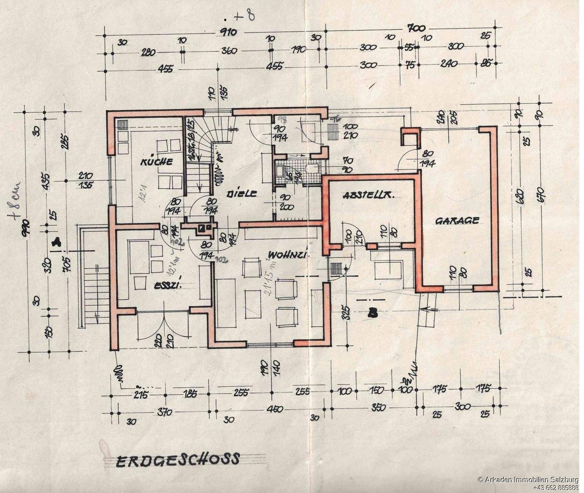 Grundriss des Erdgeschosses mit Küche, Wohn- und Essbereich sowie Garage.