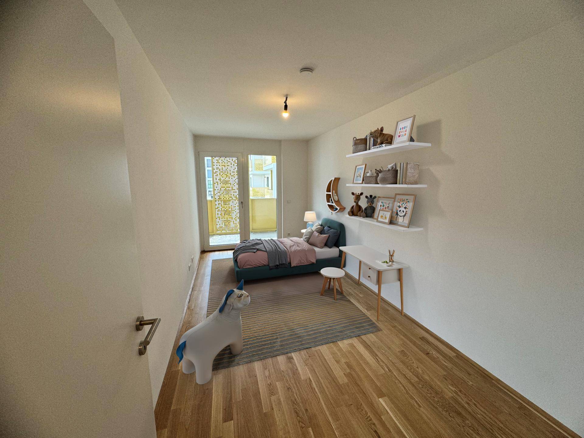 Helles Kinderzimmer mit Holzboden, Regalen und Zugang zu einem Balkon.