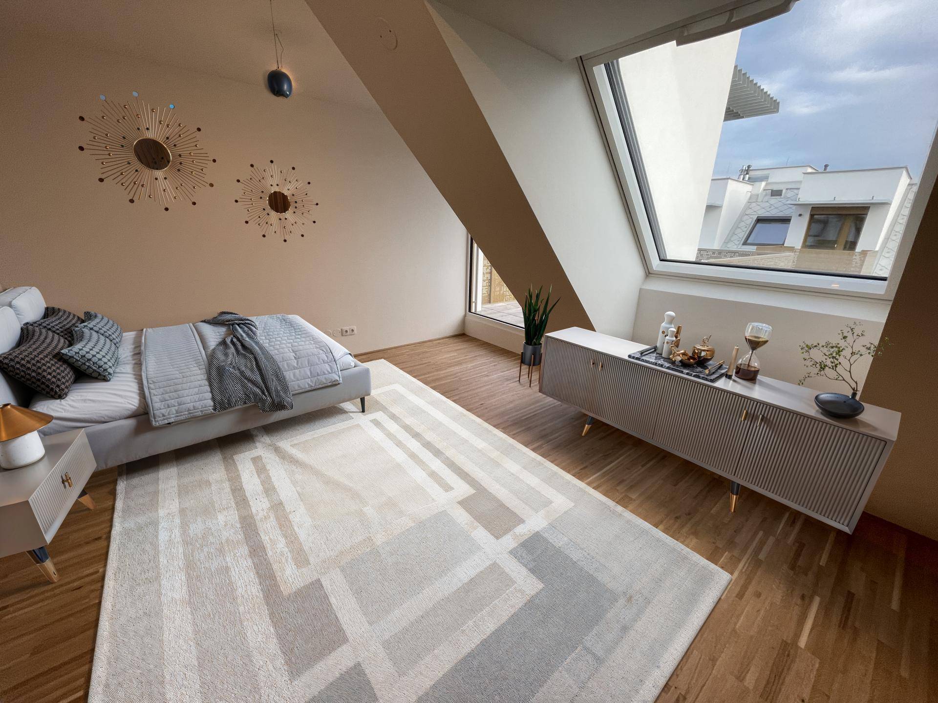 Modernes Schlafzimmer im Dachgeschoss mit Holzboden, großem Fenster und stilvoller Einrichtung.