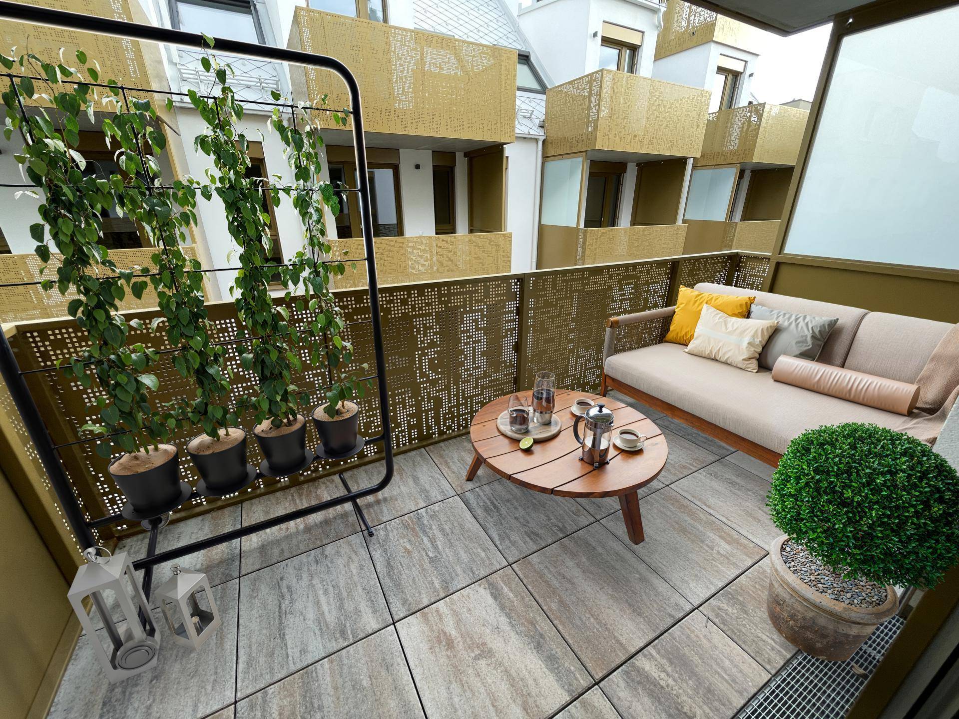 Möblierter Balkon mit Pflanzen, Sitzgelegenheiten und dekorativem Geländer.