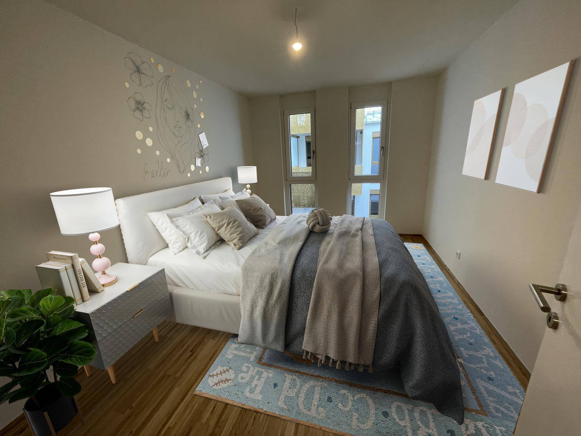 Helles Schlafzimmer mit modernem Dekor, Holzboden und zwei hohen Fenstern.