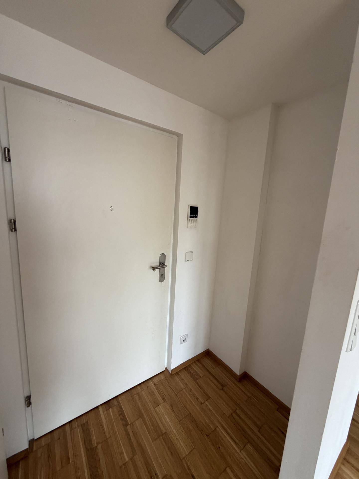 2-Zimmer gegenüber U3 Station Hütteldorfer Straße - Mehr