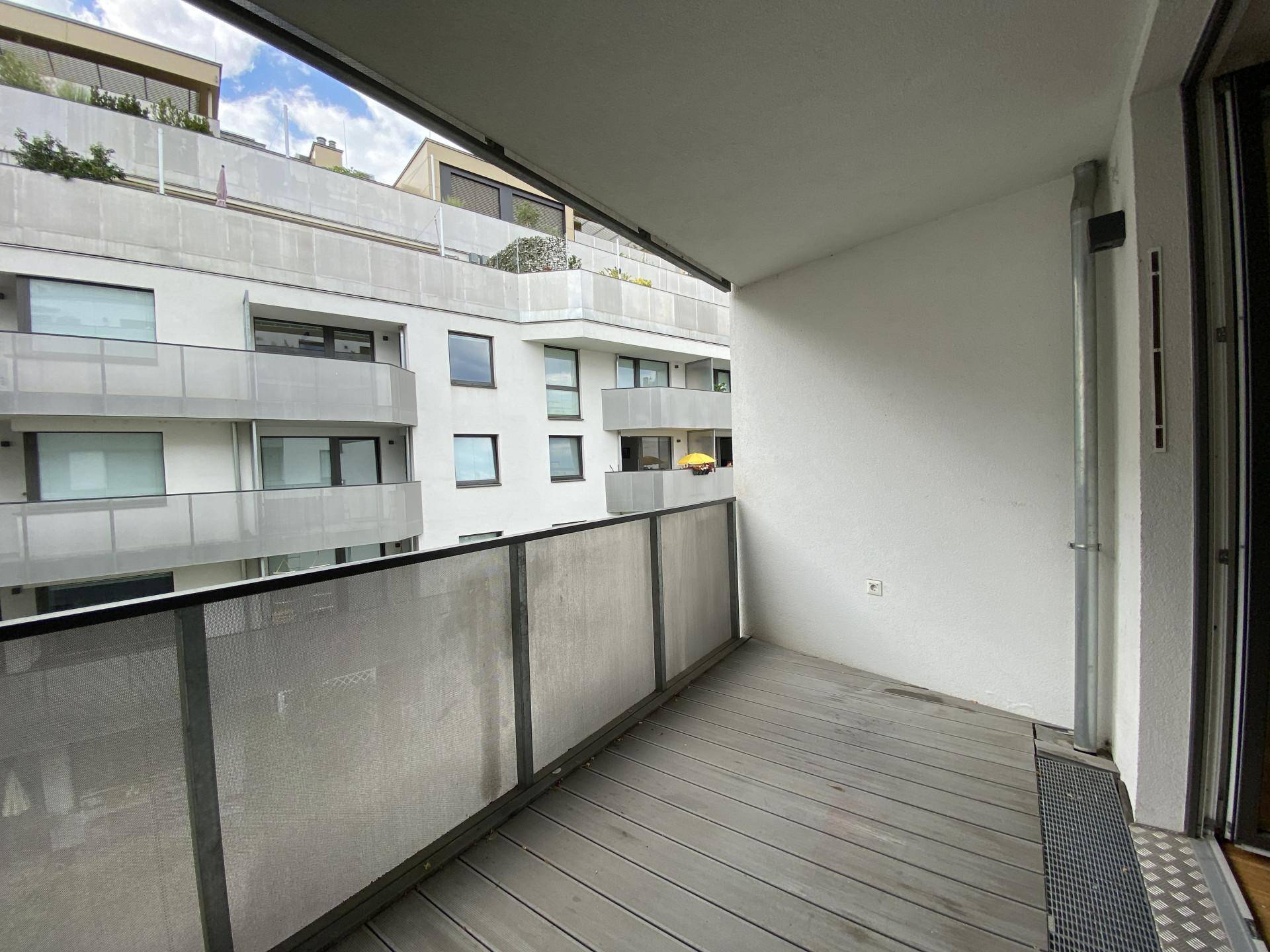 Balkon mit Blick auf die moderne Architektur der umliegenden Wohngebäude.